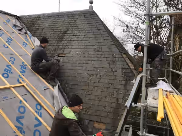 Chantier de réfection d’une toiture en ardoise, écran de sous-toiture posé et échafaudage monté